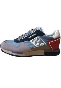Sneaker blu e grigio con materiali in suede e mesh, caratterizzato da un logo bianco, accenti rossi e una suola in gomma nera. Design atletico classico.