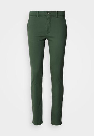 Groene slim-fit katoenen broek met ritssluiting en knoopsluiting. Voorzien van zakken aan de voorkant en een gladde textuur, geschikt voor casual draagstijl.