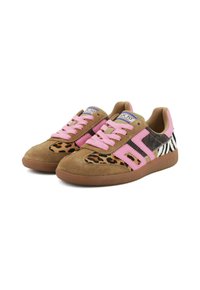 Un paio di sneakers in suede marrone con lacci rosa, macchie di leopardo, strisce zebra e accenti geometrici rosa su sfondo bianco.
