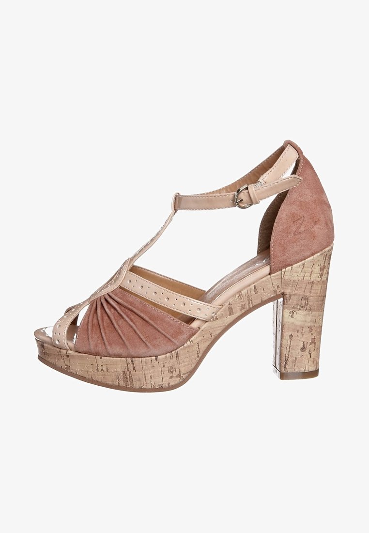 Sandales compensées en daim rose avec design à bride, comprenant un détail plissé, une bride de cheville beige et des talons en liège texturé.