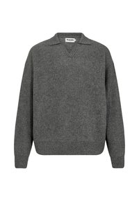 Grå strikket sweater med v-udskæring og kort krave. Ribbet tekstur, afslappet pasform og lange ærmer. Ingen synlig hardware eller mønstre.