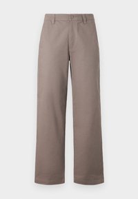 Proste, taupe spodnie z zapięciem na guziki, szlufkami na pasek i bocznymi kieszeniami, wyeksponowane na białym tle.