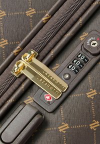 Bagages marron avec des tirettes dorées, arborant le logo "Lazarotti", une surface texturée et un verrouillage combiné à trois cadrans.