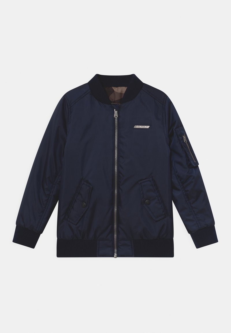 Veste bomber bleu marine avec fermeture éclair, col et poignets côtelés, deux poches avant et une poche zippée sur la manche. Tissu lisse et brillant.