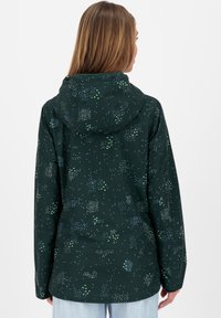 Donkergroene jas met een capuchon, met een patroon van blauwe, witte en groene stippen. Lange mouwen en een casual pasvorm, gemaakt van een gladde stof.