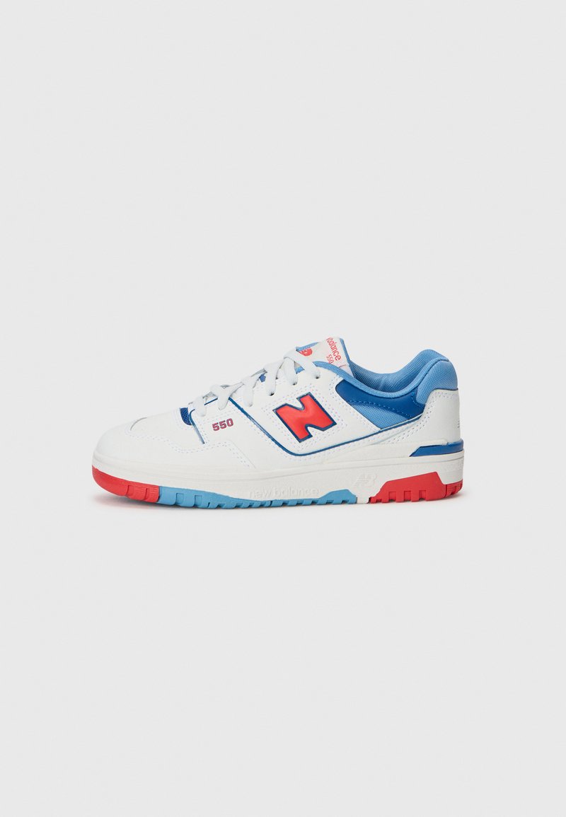 Zapato deportivo blanco con acentos azules y rojos, suela de goma texturizada, collar acolchado y logo bordado. Presenta un panel lateral con el número 550.