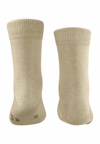 Calcetines de algodón beige hasta el tobillo con puños acanalados, textura suave, dedos y talones reforzados. Diseñados para la comodidad y la durabilidad.