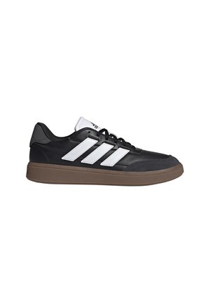 Schwarzer Sneaker mit niedrigem Schaft, weißen Adidas-Streifen, schwarzen Schnürsenkeln, weißer Zunge und brauner Gummisohle.