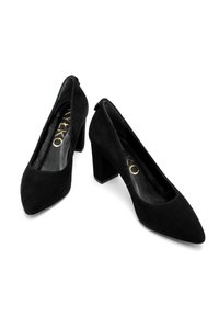 Czarne zamszowe buty na wysokim obcasie z ostrym noskiem oraz słupkiem. Wnętrze wykończone jest miękkim materiałem, a na nim znajduje się złote logo.