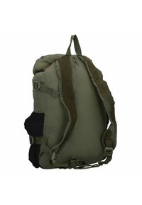 Olivgrüner Rucksack mit gepolstertem Äußeren, Netzträgern und schwarzen Akzenten. Er verfügt über verstellbare Schnallen und einen Tragegriff oben.