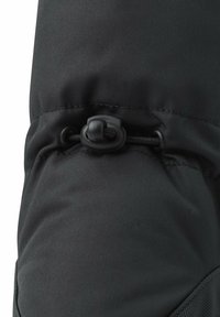 Un tissu noir à la texture lisse présente une fermeture à cordon de serrage ajustable et un détail en plastique. Le design est fonctionnel et élégant.