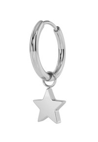 Hõbedast rõngaskõrvarõngas siledapinna ja poleeritud tähekujundiga, mis ripub rõnga küljes. Disain on minimalistlik ja geomeetriline.