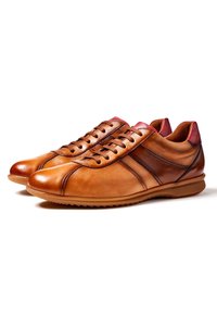 Chaussures en cuir marron à finition lisse, avec des accents marron foncé, un panneau latéral texturé et un talon bordeaux contrastant. Design à lacets.