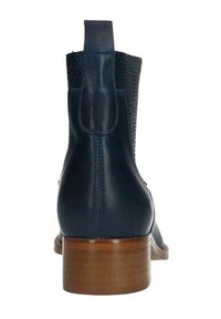 Dunkelblaue Lederknöchelstiefel mit einem strukturierten Mesh-Obermaterial, einer runden Zehenpartie und einem niedrigen Holzabsatz. Mit einer Schlaufe an der Rückseite.