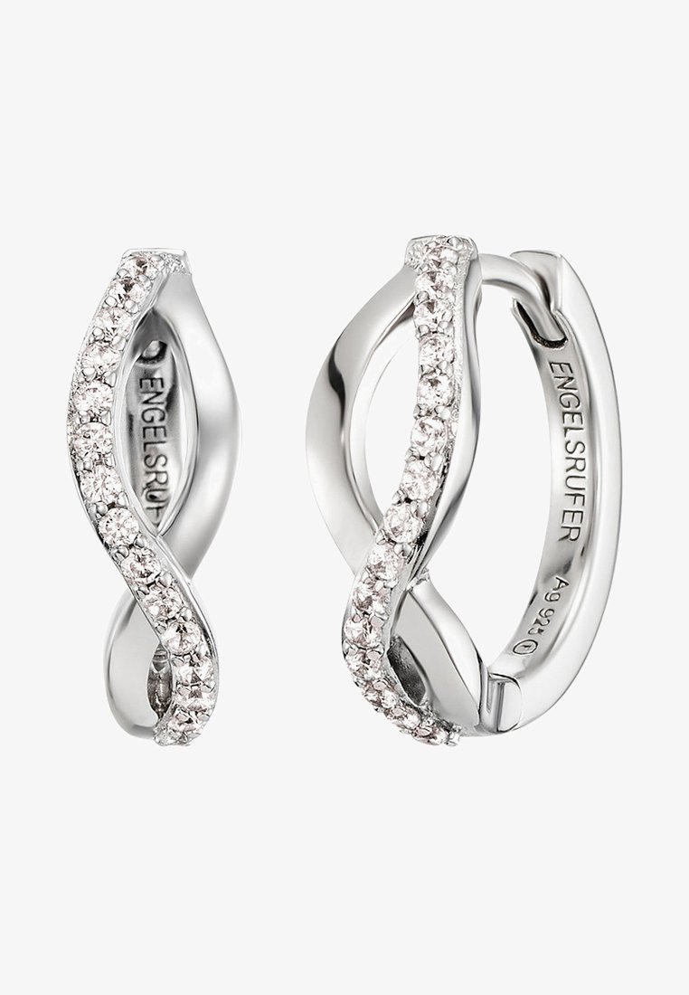 Silverörhängen i form av en vriden ring har en rad av små klara kristaller längs ena sidan. Insidan är av slät, polerad metall.