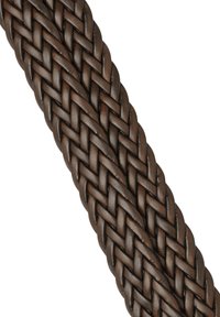 Vlechtleren riem in donkerbruin. Beschikt over een geweven textuurdesign met gladde randen en een duurzame uitstraling.
