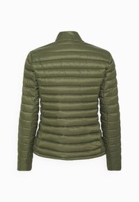 Olivgrüne, gesteppte Jacke mit wattierter Textur, langen Ärmeln und Stehkragen. Verfügt über ein schmales, figurbetontes Design ohne sichtbare Beschläge.