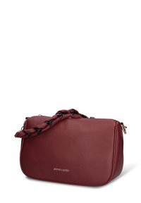 Borsa a mano in pelle rossa con finitura testurizzata, caratterizzata da una tracolla a catena intrecciata nera e dettagli in oro. Logo posizionato sulla parte anteriore.