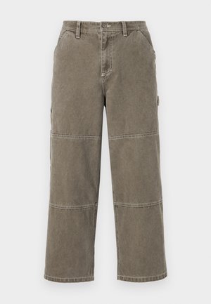 Bomull cargo bukser i dempet olivengrønn med vide ben, dobbeltsydde detaljer og sidelommer, med kneppestenging og beltehemper.