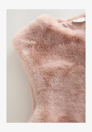 Mekana ružičasta umjetna krzna tkanina s pletenom unutarnjom podstavom i dijelom etikete za odjeću djelomično vidljivim u gornjem desnom kutu.