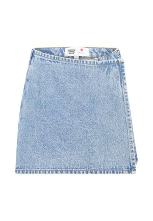 Mini-jupe en denim bleu clair avec une légère décoloration et des coutures visibles, repliée au niveau de la taille dévoilant une étiquette "America Today".