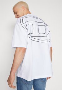 Diesel BOGGY MEGOVAL - Μπλουζάκι με στάμπα - white