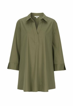 Olivgrüne Bluse mit V-Ausschnitt und Kragen, mit Dreiviertelärmeln und Faltenakzenten sowie einer geraden, lockeren Passform.