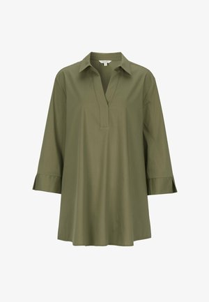 Olivgrüne Bluse mit V-Ausschnitt und Kragen, mit Dreiviertelärmeln und Faltenakzenten sowie einer geraden, lockeren Passform.