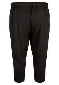 Pantalons noirs raccourcis avec une taille élastique, dotés de deux poches arrière et d'une texture de tissu lisse. Design épuré, sans matériel visible.