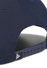 Granatowy kapelusz z teksturowanej tkaniny, z zakrzywionym daszkiem i regulowanym plastikowym paskiem, z naszywką logo i zapięciem na zatrzask.