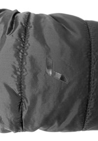 Manche de doudoune noire avec un logo noir brillant, présentant une texture matelassée et des coutures piquées, fabriquée à partir d'un matériau léger et résistant à l'eau.