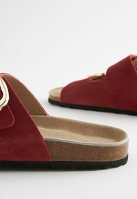Next DOUBLE STRAP - Matalakantaiset pistokkaat - red