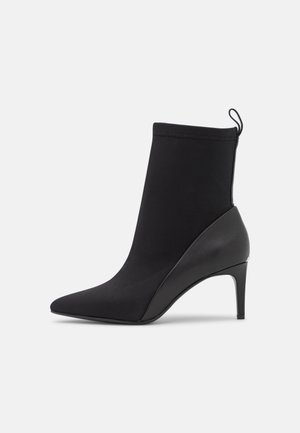 Stiefelette - black