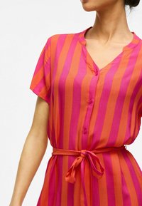 VILA KURZ - Marškininė suknelė - tigerlily