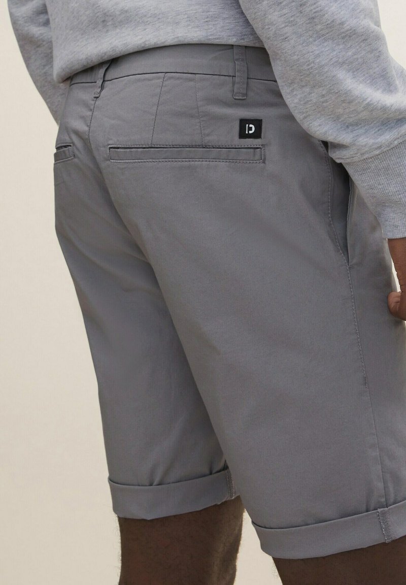 Herren Chino Shorts | TOM TAILOR DENIM Shorts quiet mid grey/grau - PL68024 Herren Chino Shorts | TOM TAILOR DENIM Shorts quiet mid grey/grau - PL68024