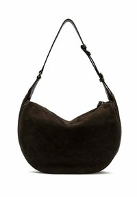 Borsa a spalla a forma di mezzaluna in suede marrone scuro, con tracolla regolabile e chiusura con cerniera su sfondo bianco.