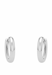 Pendientes de aro de plata con un acabado pulido, que presentan una forma redondeada y un diseño de bisagra sin costuras, reflejando la luz con una textura suave.