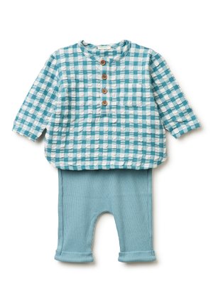 Blauw-wit geruite overhemd met lange mouwen, houten knopen en een zak, gecombineerd met effen blauwe geribde broek met omgeslagen pijpen.