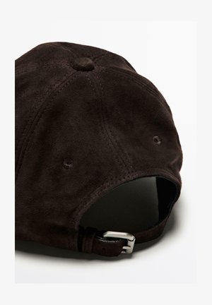 Brun ruskindske hat med justerbar rem, rund form, syninger og ventilationshuller. Glat tekstur med en mat finish.