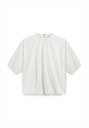 Blouse blanche à manches courtes avec un col rond, dotée d'une poche sur le côté gauche et de manches froncées pour un ajustement décontracté.