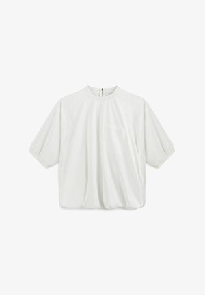 Biała bluzka krótki rękaw z okrągłym dekoltem, posiadająca kieszeń po lewej stronie i marszczone rękawy, zapewniająca luźny fason.