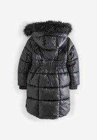 Sort puffercoat med en faux fur hætte, der har et quiltet design, indsnævret talje og elastiske manchetter. Glat, blankt materiale.