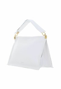 Sac à main en cuir blanc avec un design structuré, une texture douce et une large bandoulière. Équipé de quincaillerie dorée et d'un logo minimaliste à l'avant.