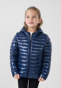 Navyblauwe gewatteerde jas met capuchon en een glanzende afwerking, met horizontale doorgestikte naden, een rits aan de voorkant en zijzakken.