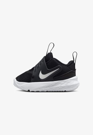Zwart-witte Nike sneaker met mesh bovenwerk, slip-on ontwerp, trek-lussen op de tong en hiel, en witte getextureerde zool.