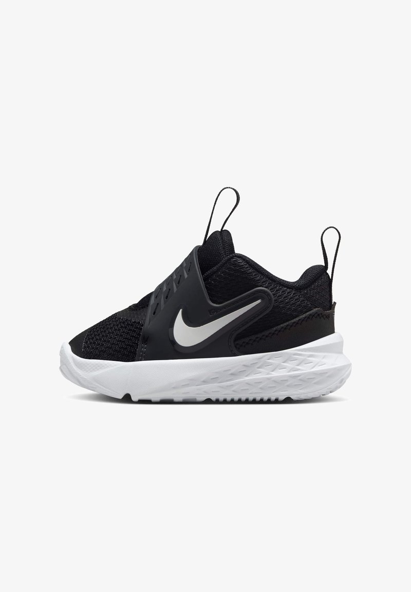 Baskets Nike noir et blanc avec dessus en mesh, design slip-on, languettes sur la languette et le talon, et semelle blanche texturée.