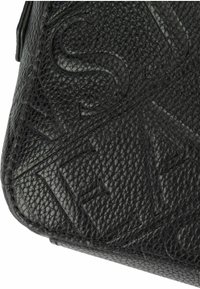 Borsa in pelle nera con finitura testurizzata, caratterizzata da lettere in rilievo e una forma rettangolare elegante; cuciture sottili lungo i bordi.