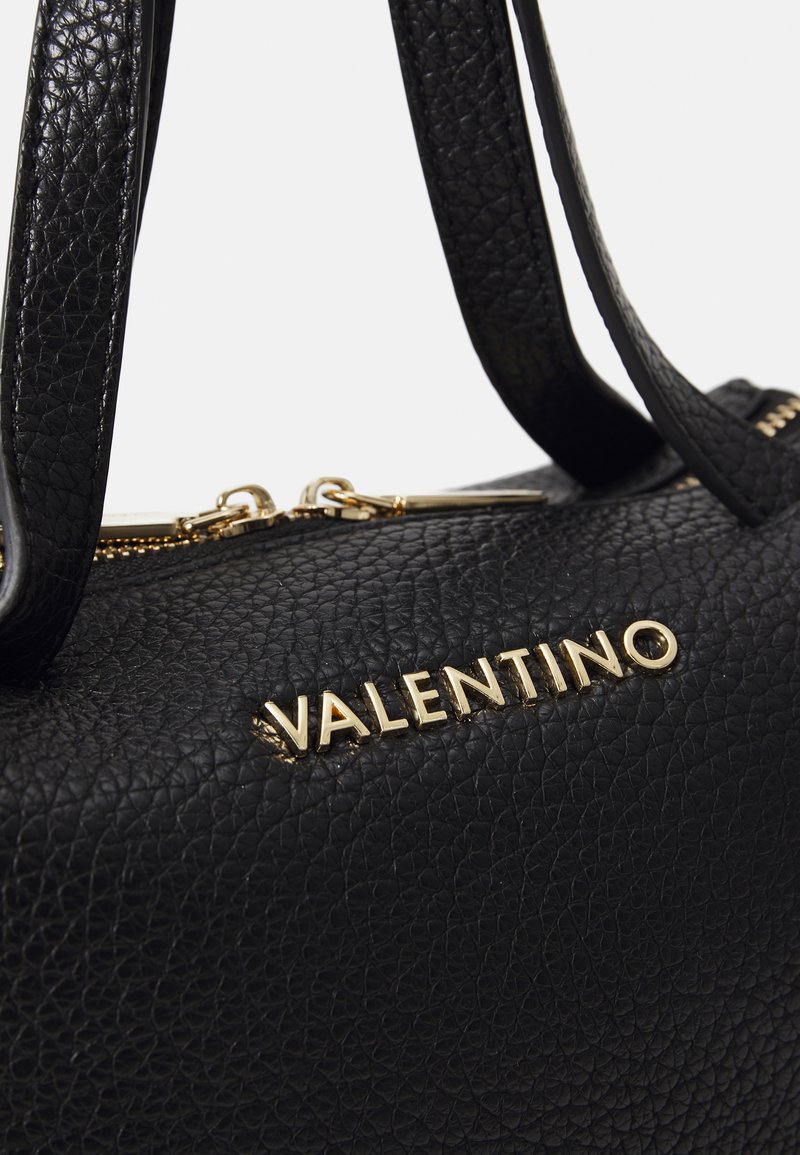 Borsa a tracolla in pelle nera con una texture elegante, dotata di due manici superiori e una cerniera color oro. Presenta in evidenza il logo "Valentino" in oro.