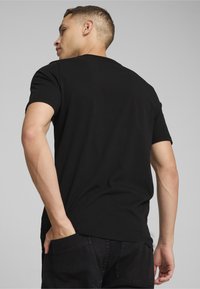 Puma SCUDERIA FERRARI RACE COLOUR SHIELD - Potiskana majica - black