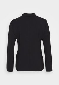 Svart kavaj med skräddarsydd design, med långa ärmar, en lätt glans och strukturerade axlar. Inga synliga knäppningar eller dekorationer.